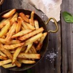 Cet ingrédient basique va vous permettre de faire des frites au four bien croustillantes